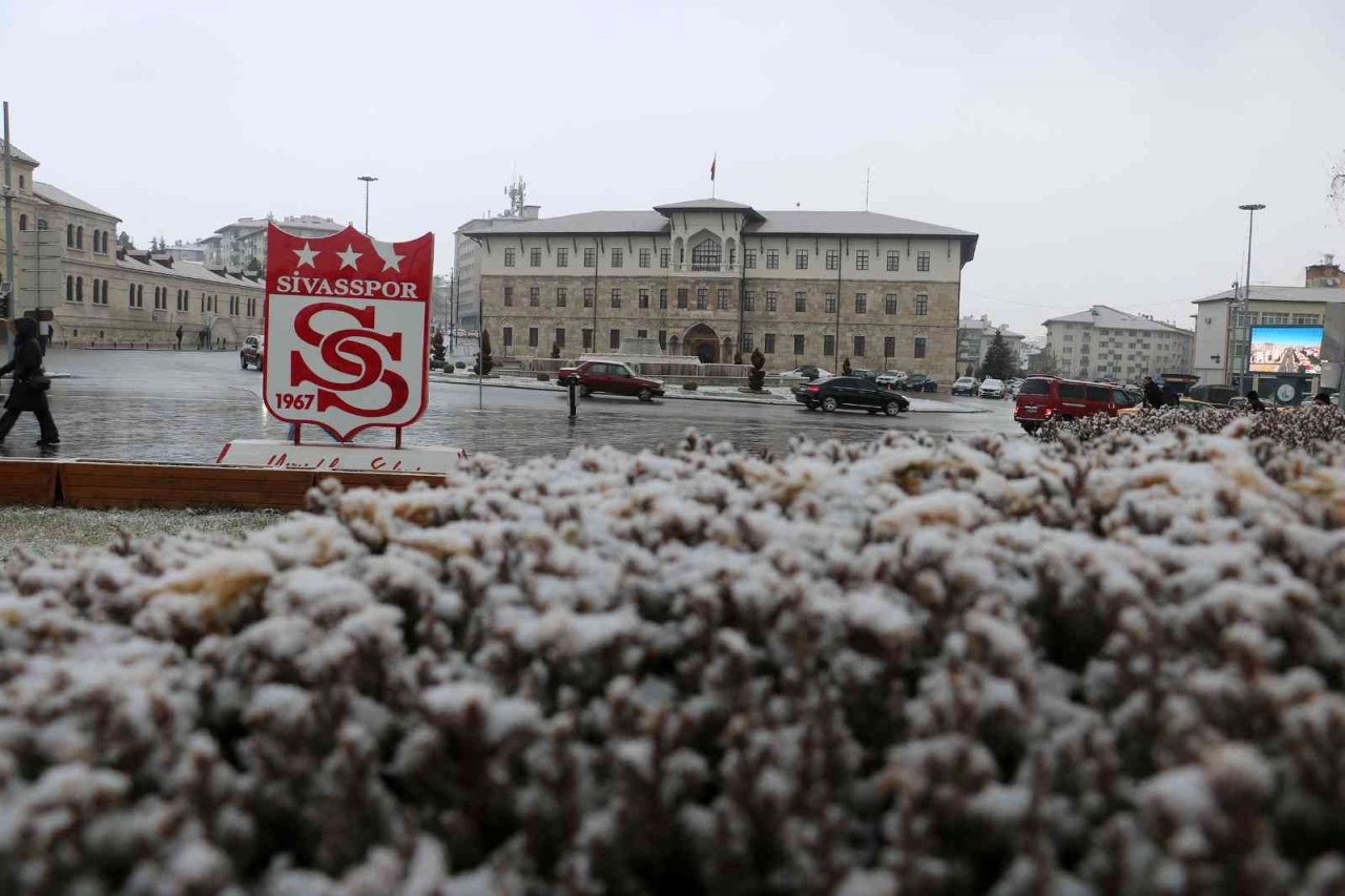 Şehir merkezine mevsimin ilk karı düştü