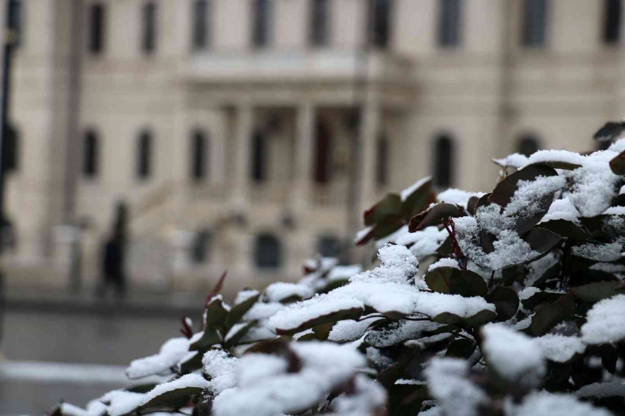 Şehir merkezine mevsimin ilk karı düştü