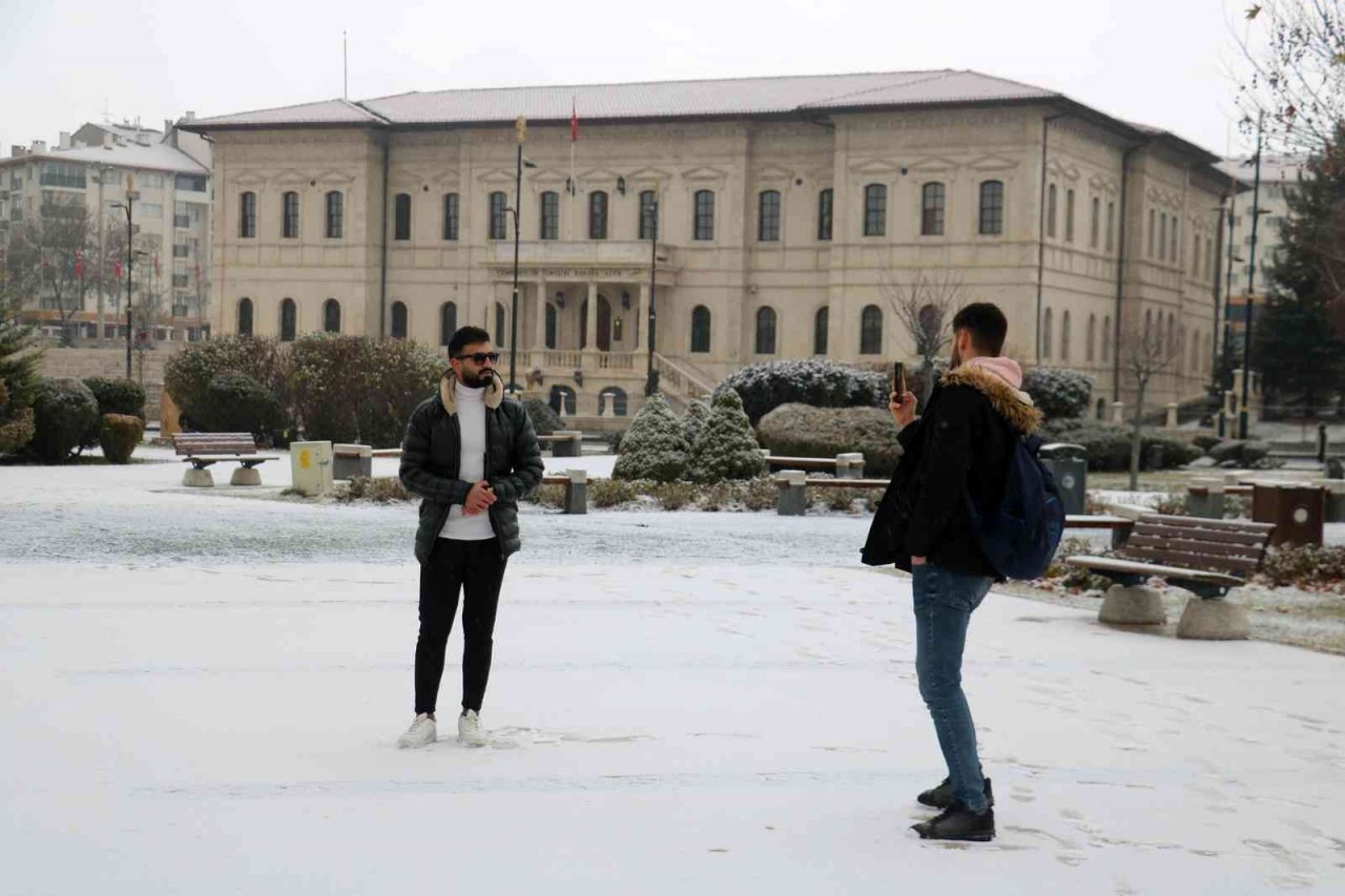 Şehir merkezine mevsimin ilk karı düştü