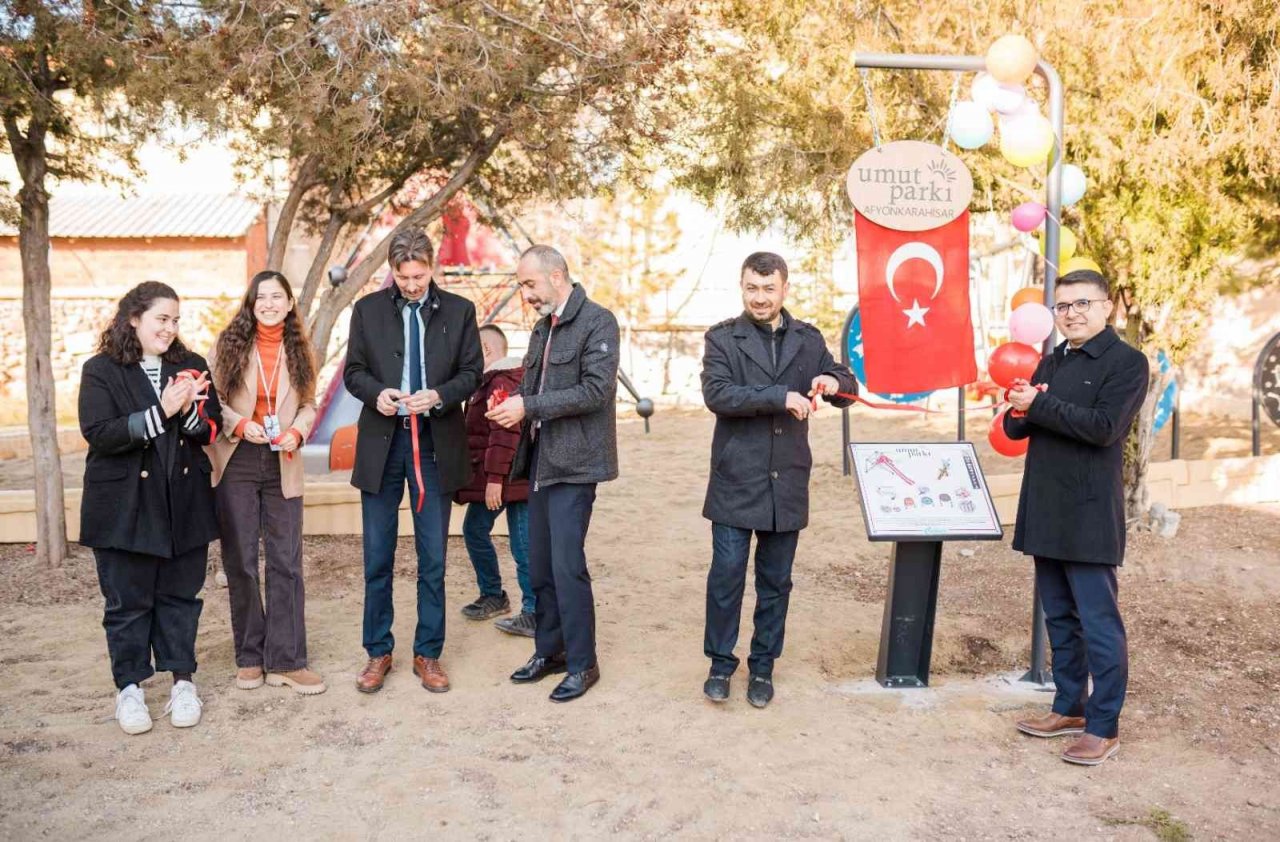 Köy çocuklarına park hediye ettiler