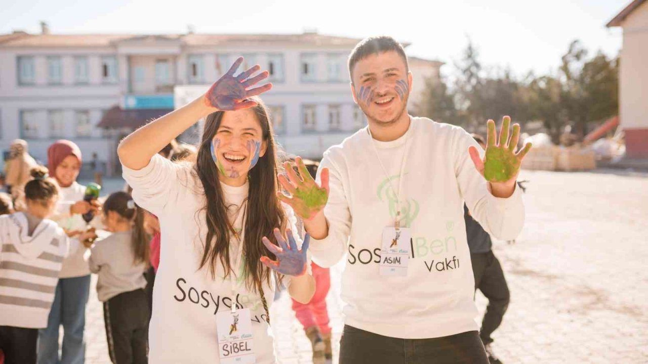 Köy çocuklarına park hediye ettiler