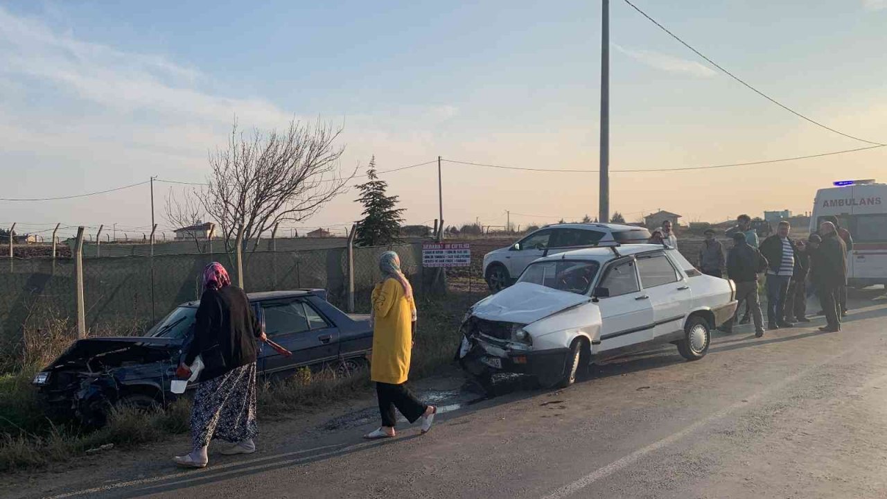 Tekirdağ’da 2 otomobilin çarpışması sonucu 3 kişinin yaralandığı feci kaza kamerada