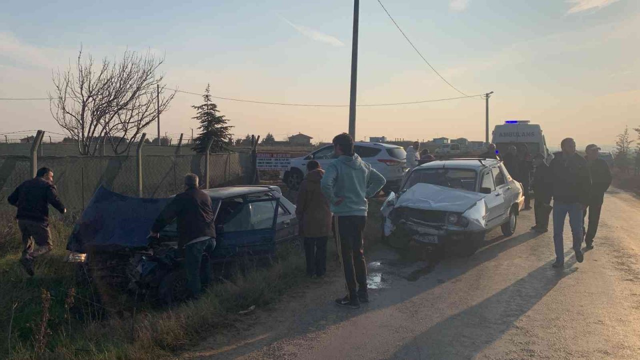 Tekirdağ’da 2 otomobilin çarpışması sonucu 3 kişinin yaralandığı feci kaza kamerada