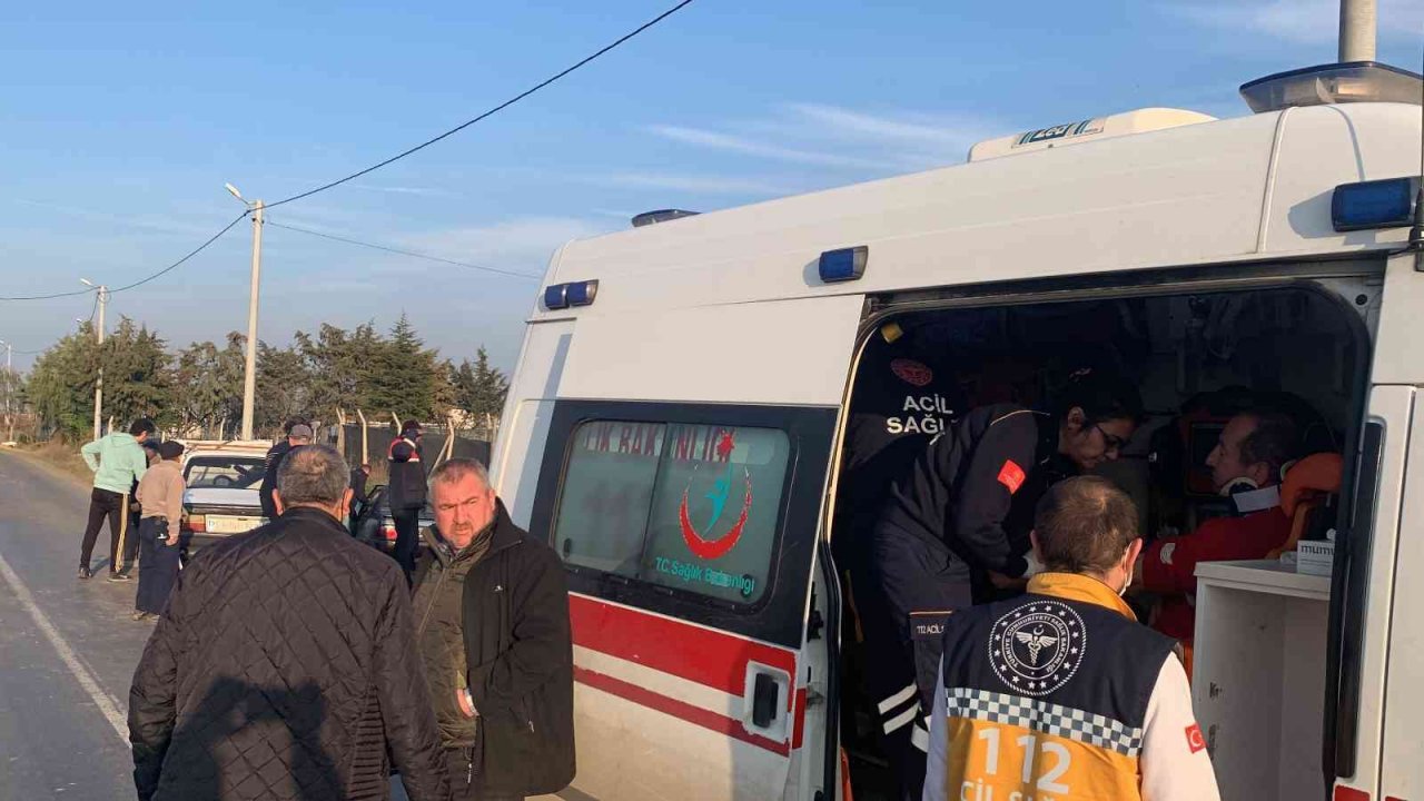 Tekirdağ’da 2 otomobilin çarpışması sonucu 3 kişinin yaralandığı feci kaza kamerada