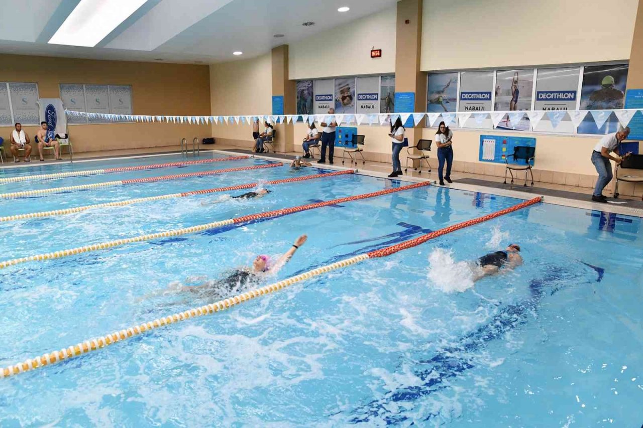 Yüzme şenliğinde kulaç attılar