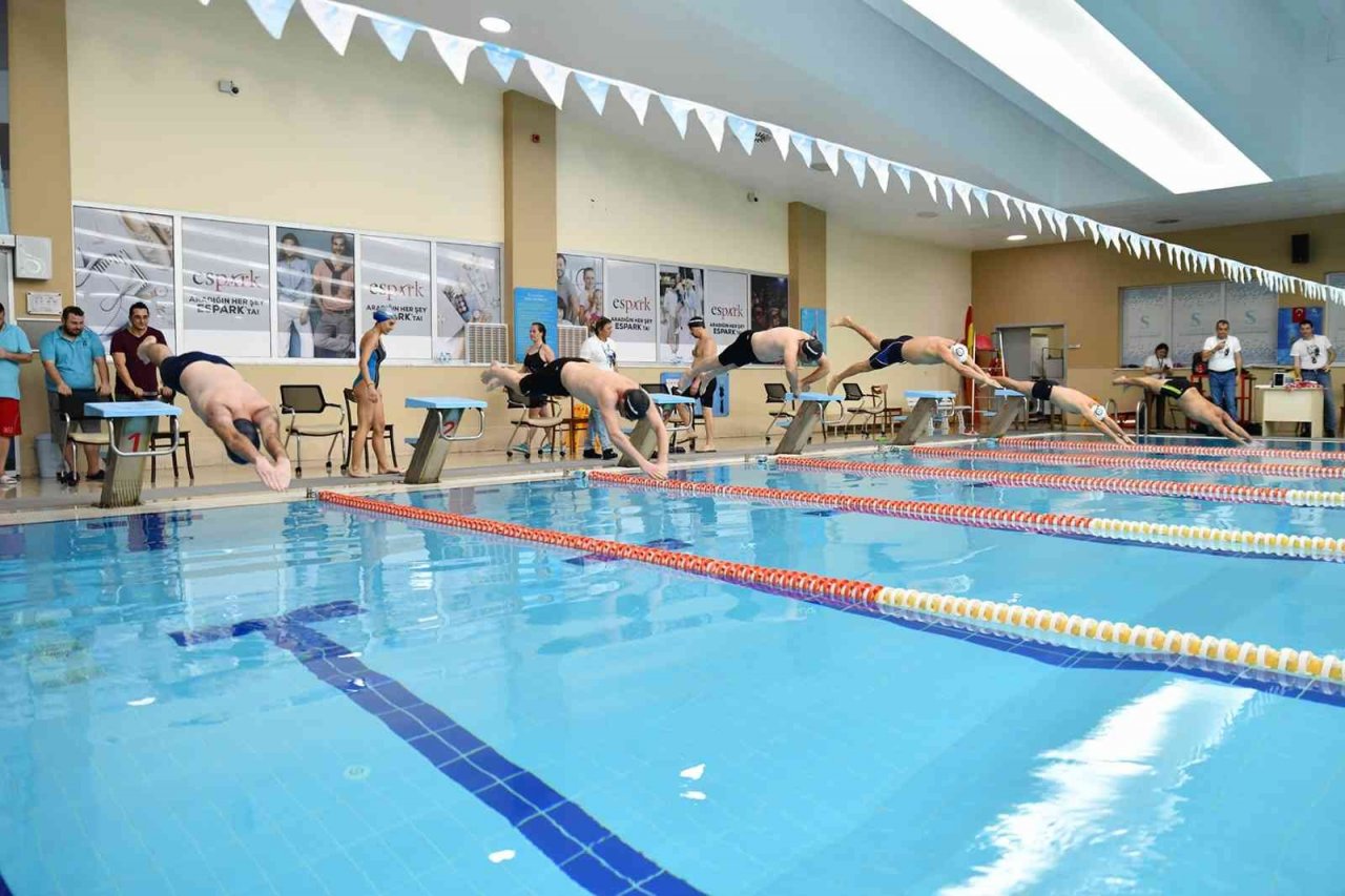 Yüzme şenliğinde kulaç attılar