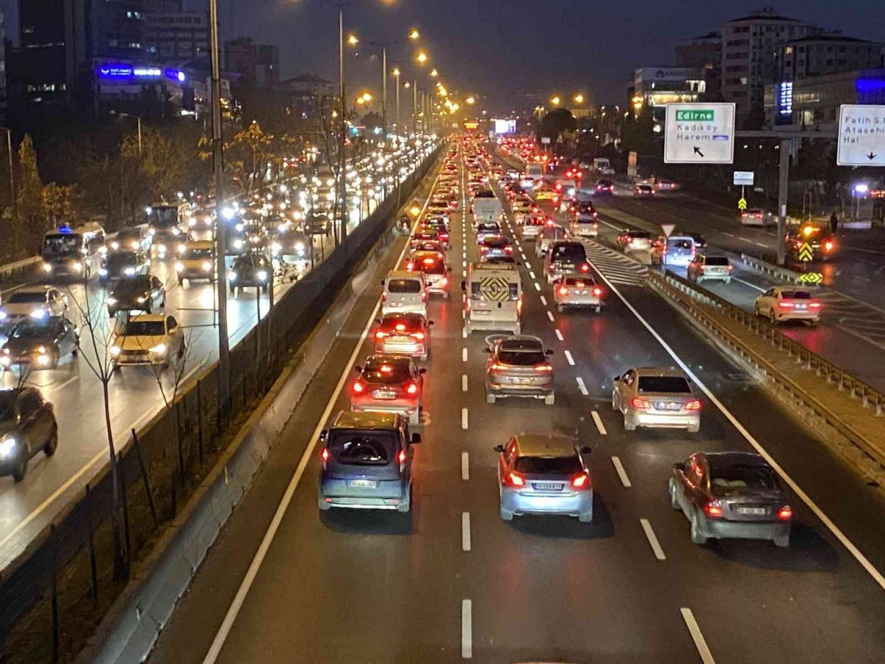 İstanbul’da haftanın ilk iş gününde trafik yoğunluğu oluştu