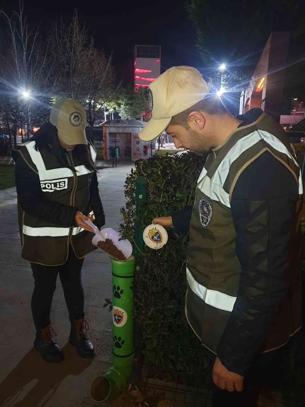 Uşak polisi sokak hayvanlarını unutmadı