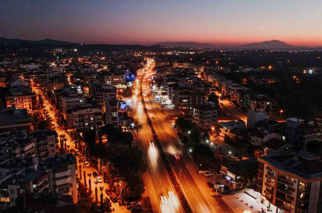 Seferihisar’da kara yollarının yaptığı peyzaj düzenlemesinde sona doğru