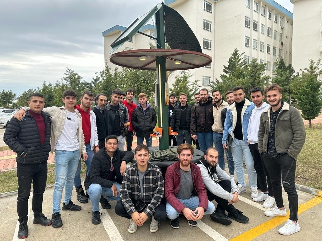 ALKÜ’lü öğrencilerden güneş enerjili şarj istasyonu