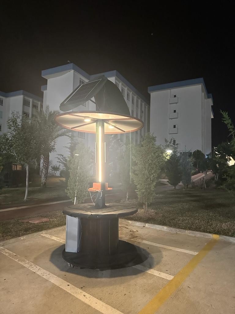 ALKÜ’lü öğrencilerden güneş enerjili şarj istasyonu