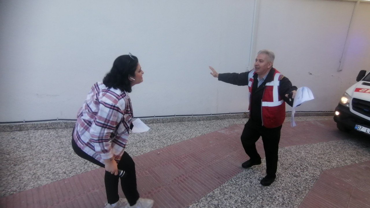 Gazeteciler, hastane güvenliğini tatbikatta bile geçemedi