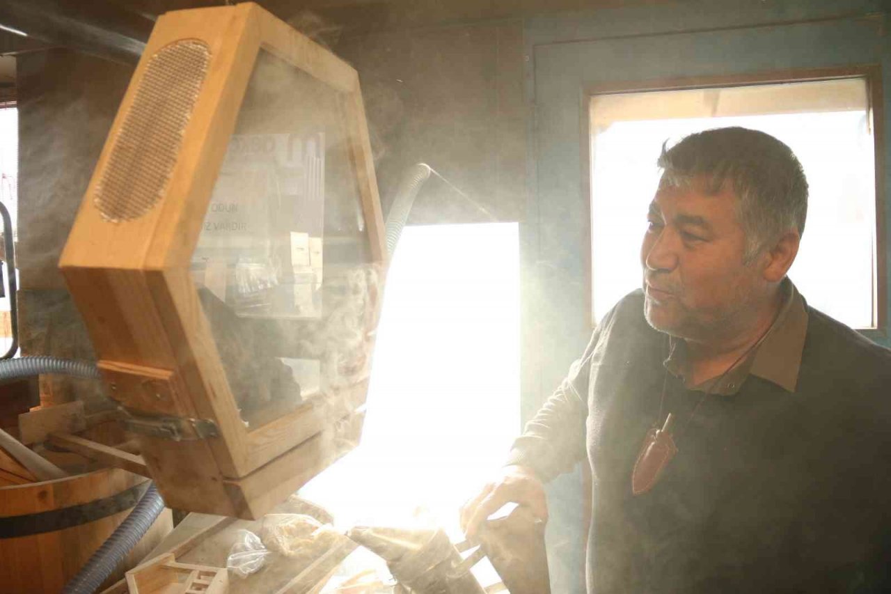 Arıları gözlemlemek için ‘Arıvaryum’ adında kovan dizayn etti