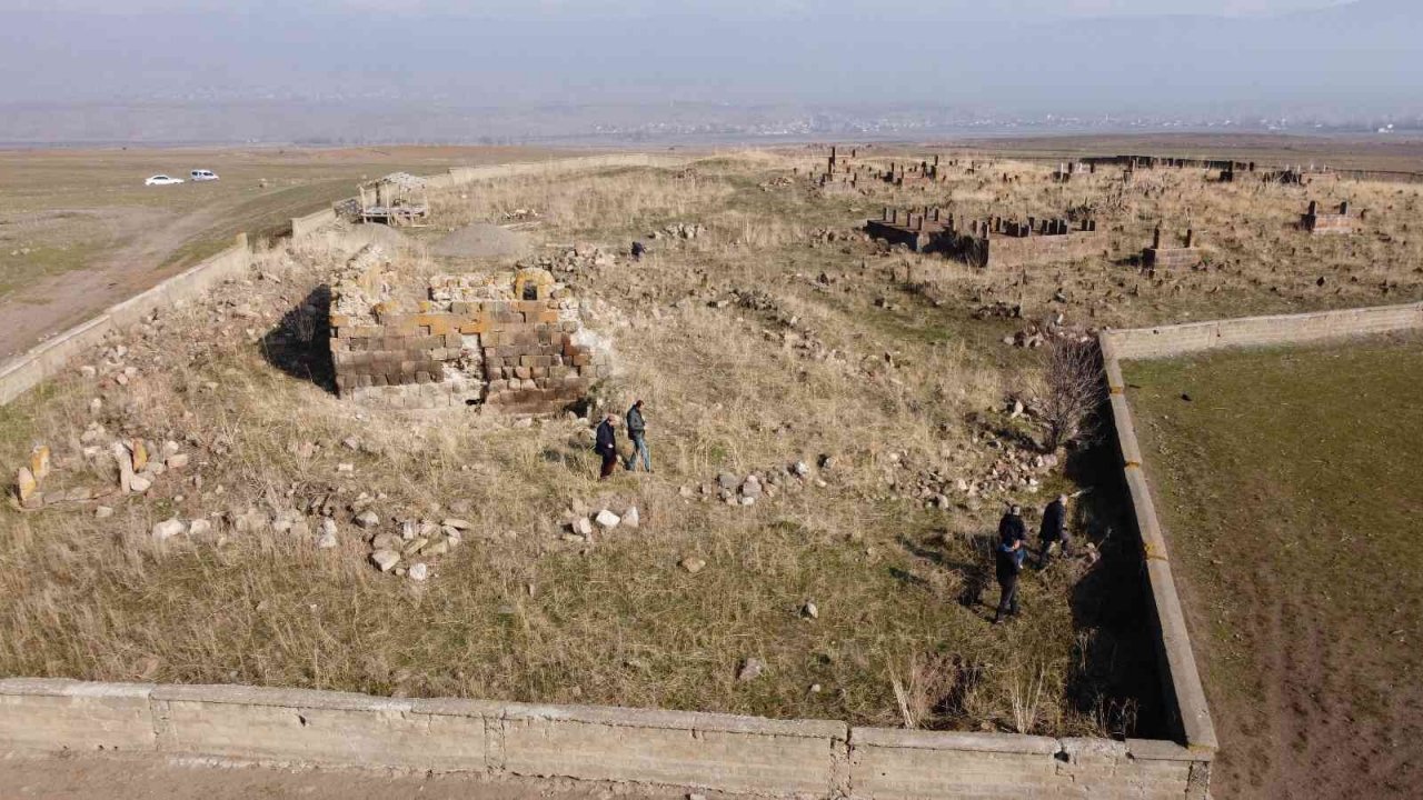 Bitlis’te 556 yıllık mescit tespit edildi