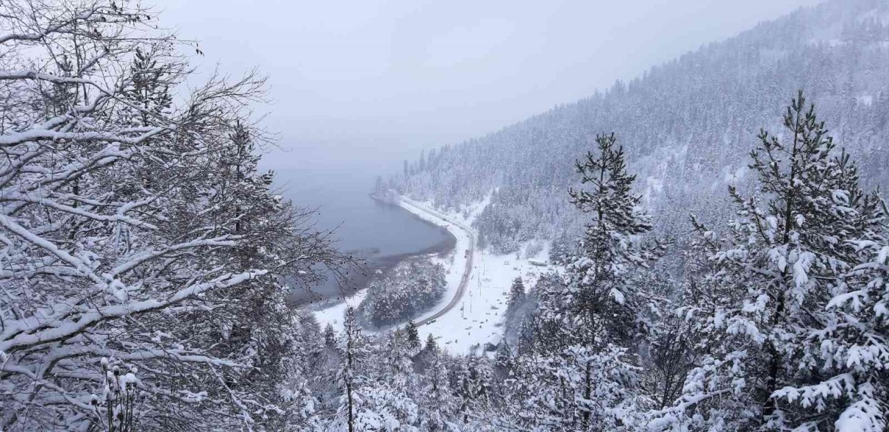 Karla kaplı Abant’a kış güzelliği
