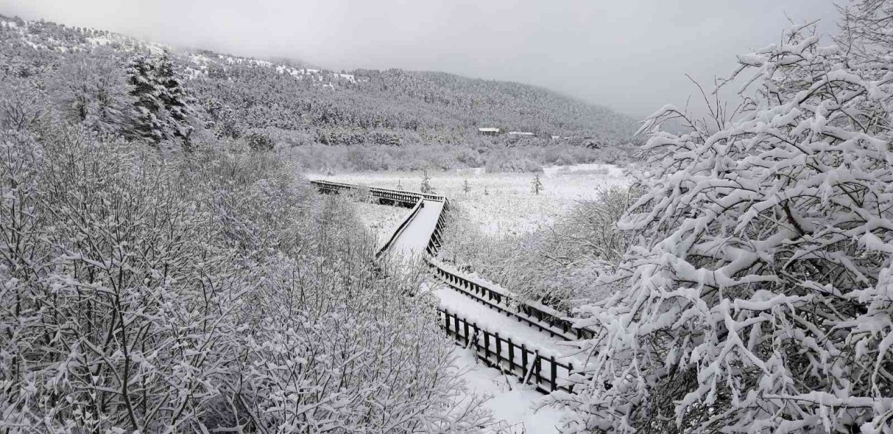 Karla kaplı Abant’a kış güzelliği