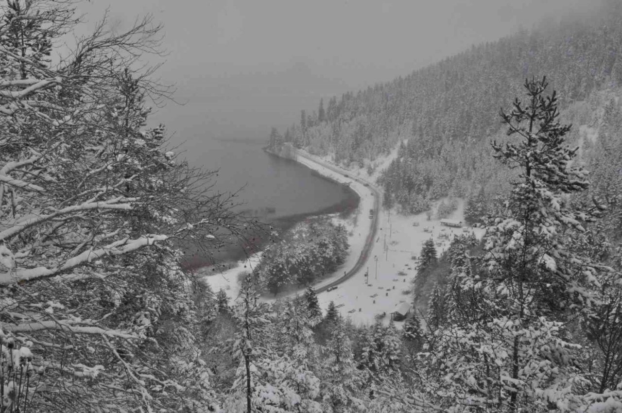 Karla kaplı Abant’a kış güzelliği