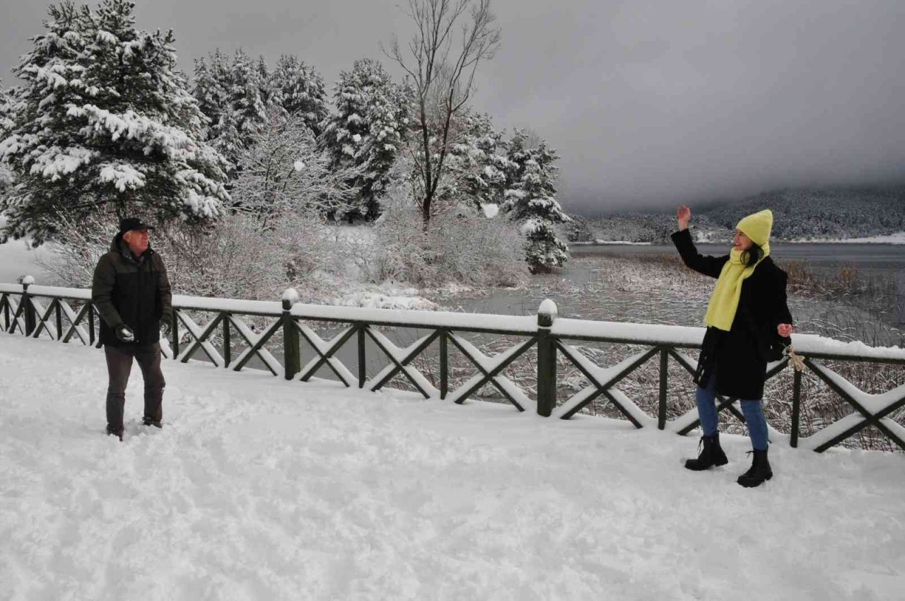 Karla kaplı Abant’a kış güzelliği