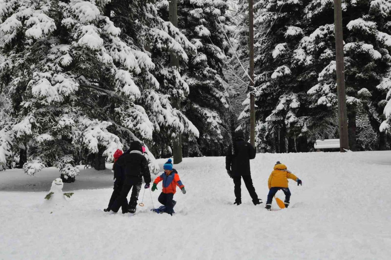 Karla kaplı Abant’a kış güzelliği