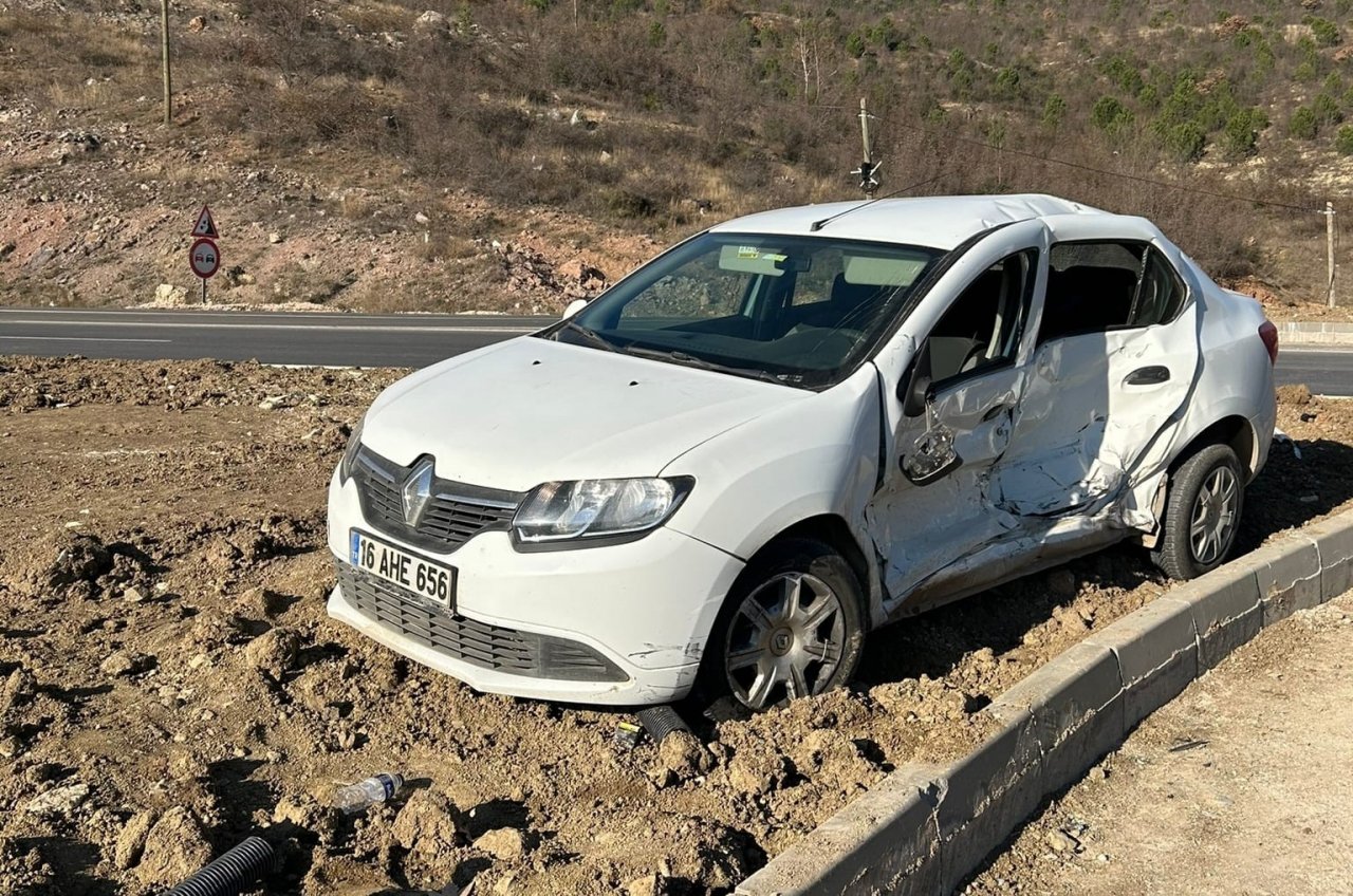 Minibüs otomobile çarptı; 1 yaralı