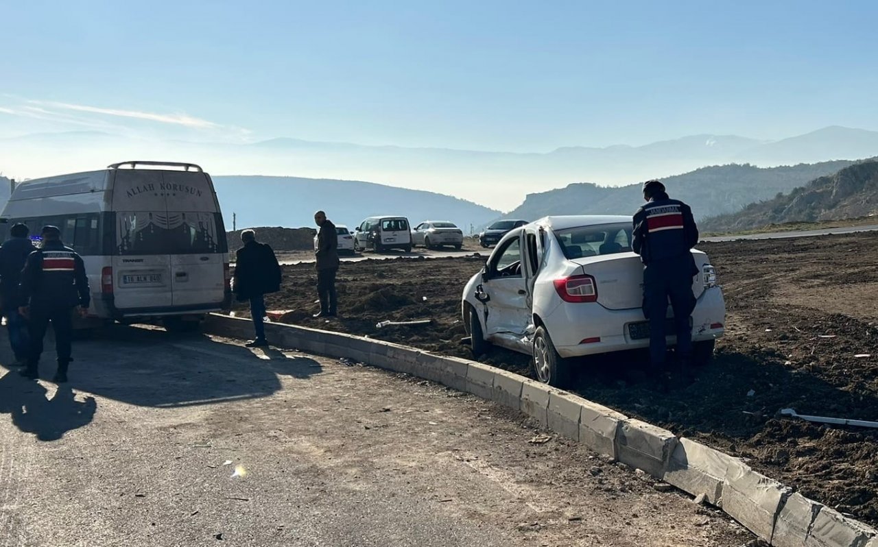 Minibüs otomobile çarptı; 1 yaralı