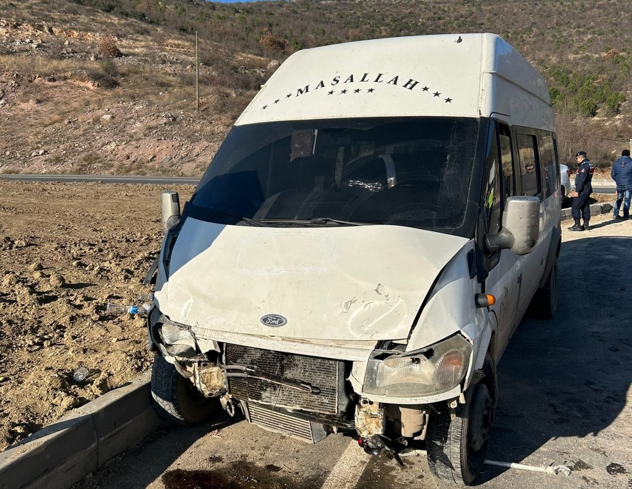 Minibüs otomobile çarptı; 1 yaralı