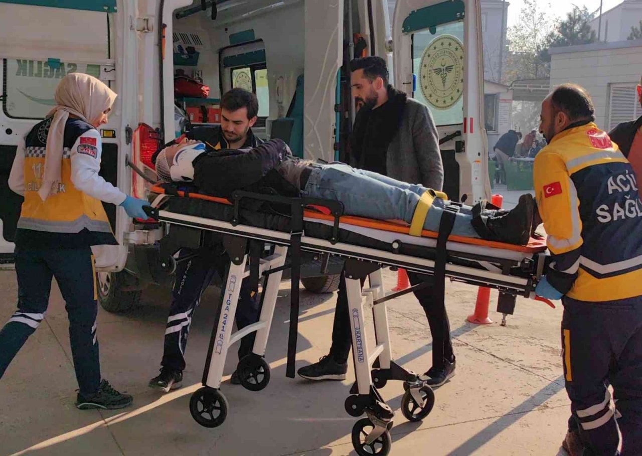 Minibüs otomobile çarptı; 1 yaralı