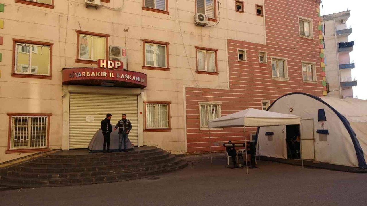 HDP önünde evlat nöbeti tutan ailelerin direnişi bin 212’nci gününde