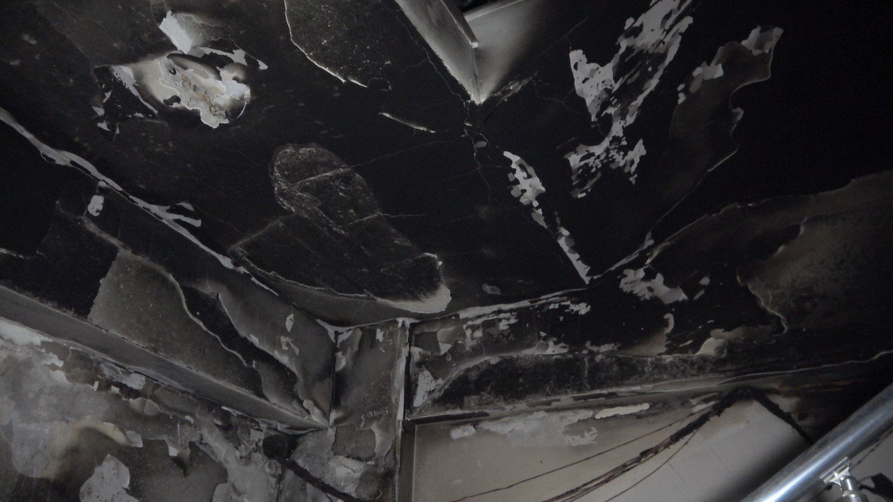 Apartı ateşe verip çıkıp odasına uyuyan kundakçı tutuklandı