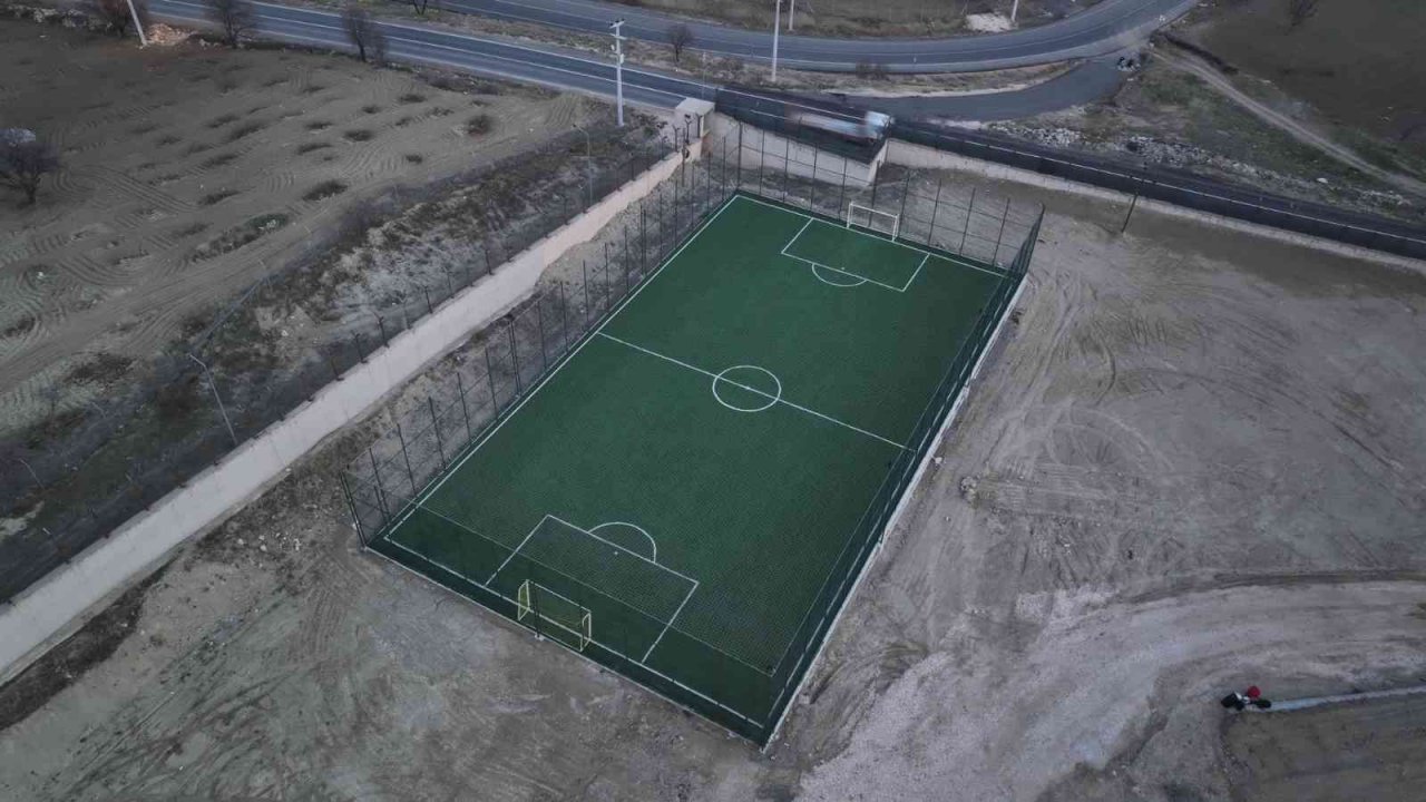 Çüngüş ve Dicle’de 6 futbol ve 2 basketbol sahası gençlerin hizmetinde