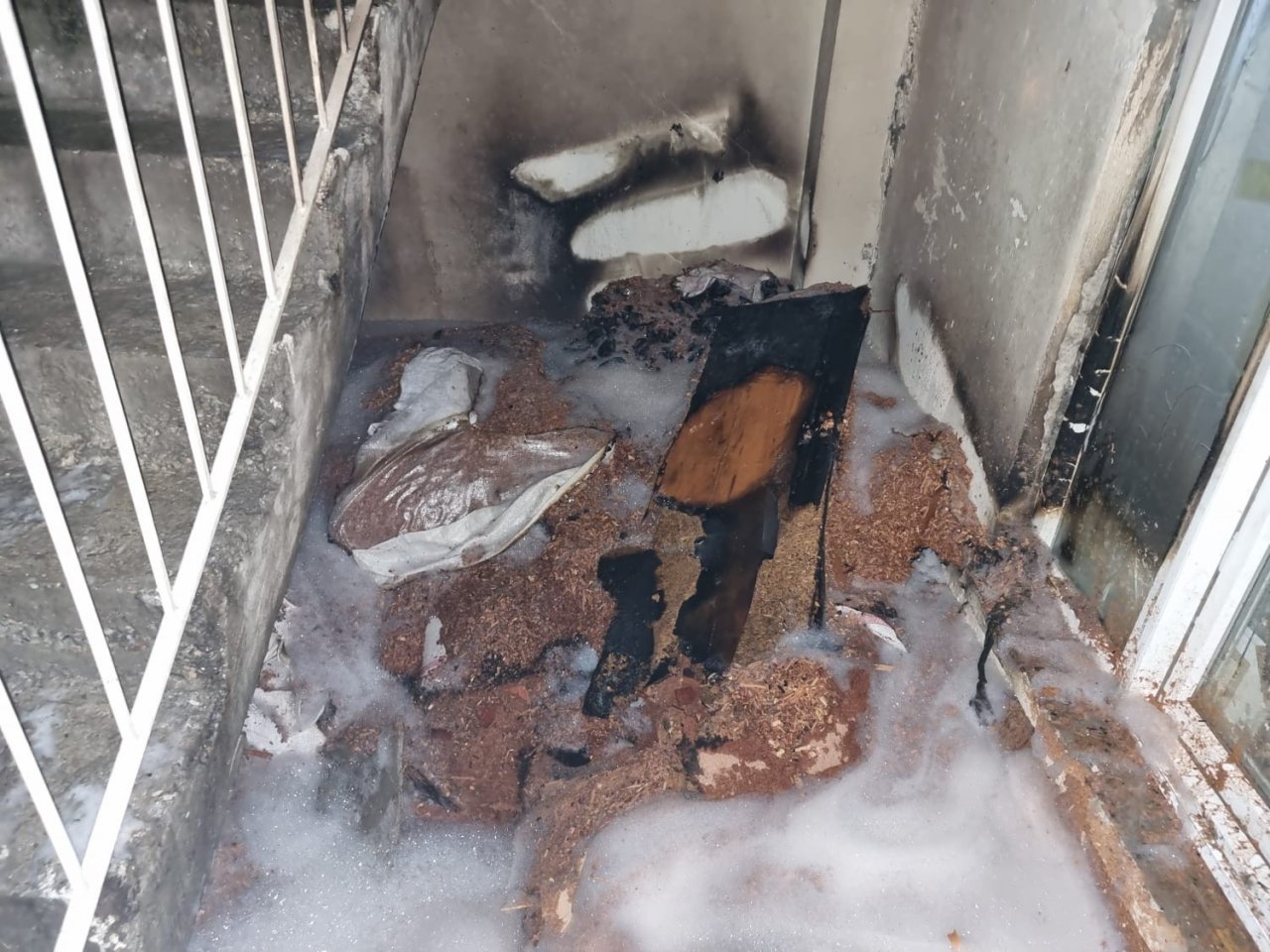 Kahramanmaraş’ta ev yangını: İfaiye erleri 8 kişiyi alevlerin arasından çıkardı