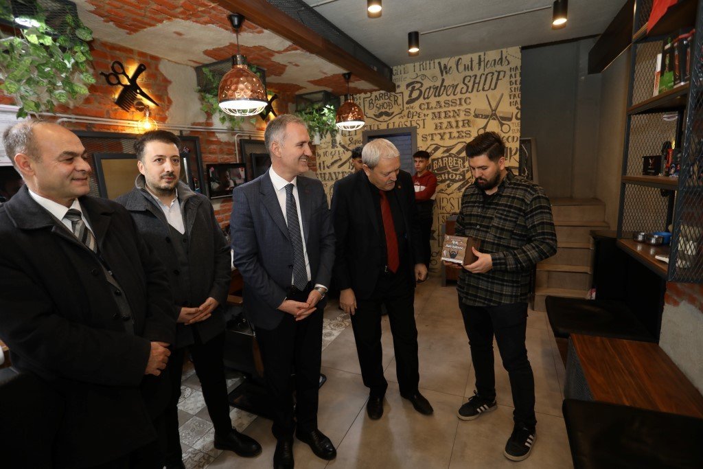 İnegöl Belediyesi tüm berberlere atık jilet kutusu dağıtıyor