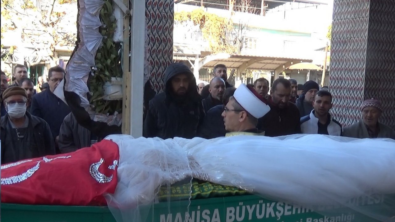 Cinayete kurban giden Tuğba gelinlikle uğurlandı