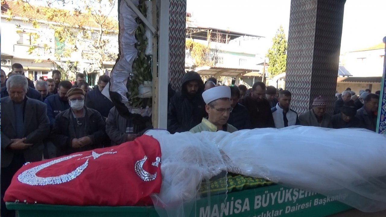 Cinayete kurban giden Tuğba gelinlikle uğurlandı