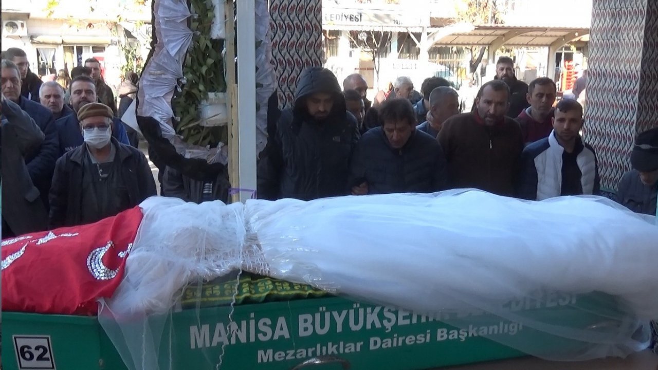 Cinayete kurban giden Tuğba gelinlikle uğurlandı