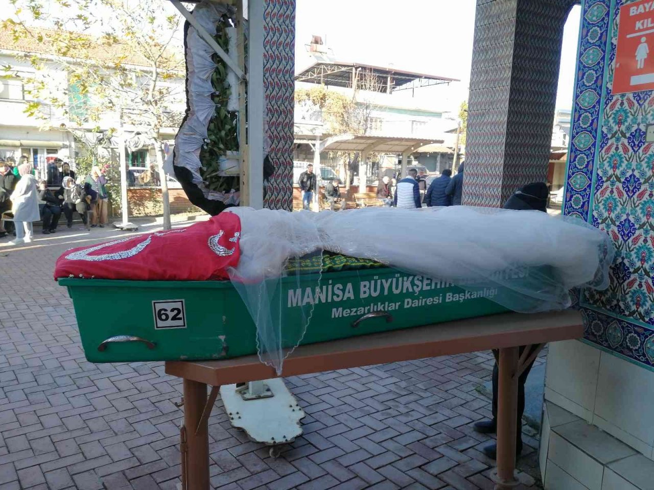 Cinayete kurban giden Tuğba gelinlikle uğurlandı