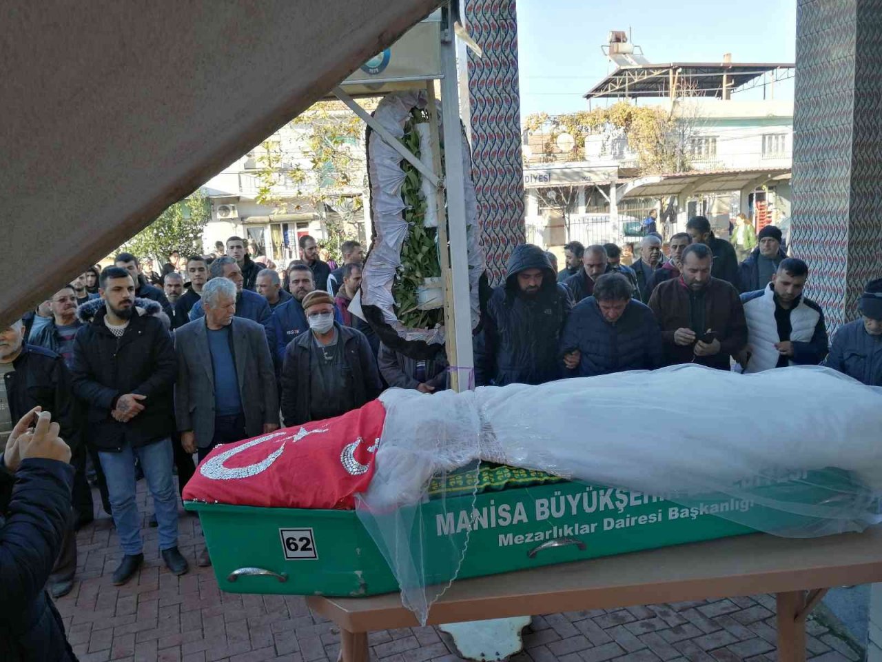 Cinayete kurban giden Tuğba gelinlikle uğurlandı