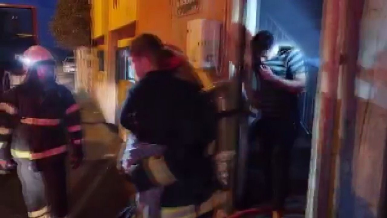 Kahramanmaraş’ta ev yangını: İfaiye erleri 8 kişiyi alevlerin arasından çıkardı