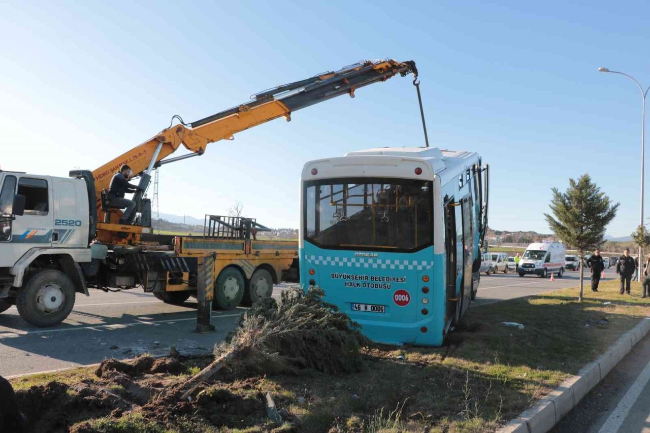 Kahramanmaraş’ta halk otobüsü devrildi: 10’un üzerinde yaralı var
