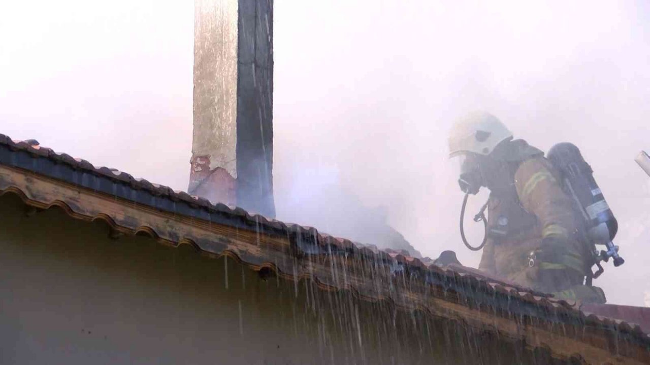 Kartal’da gecekondu yangını: Ekipler kapıyı kırıp müdahale etti