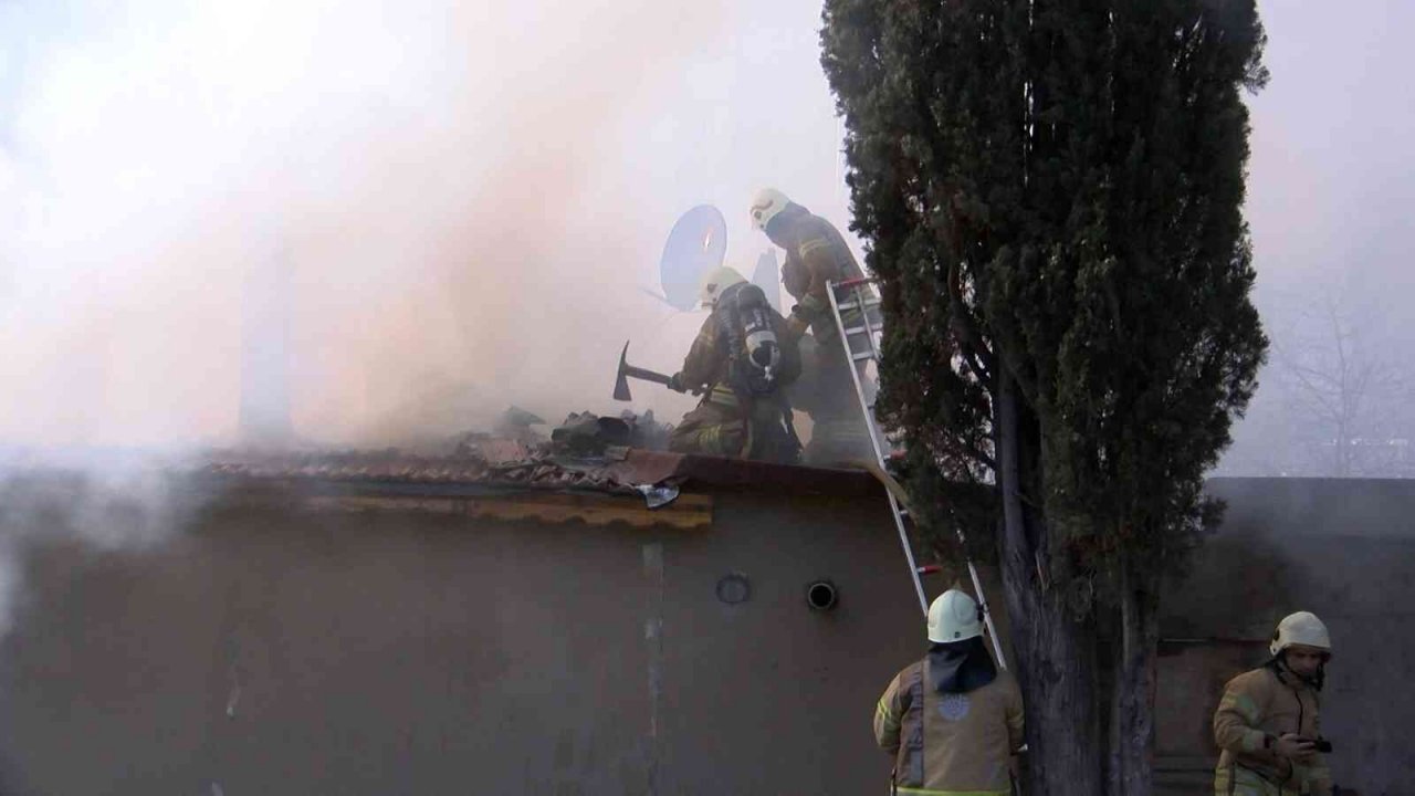 Kartal’da gecekondu yangını: Ekipler kapıyı kırıp müdahale etti