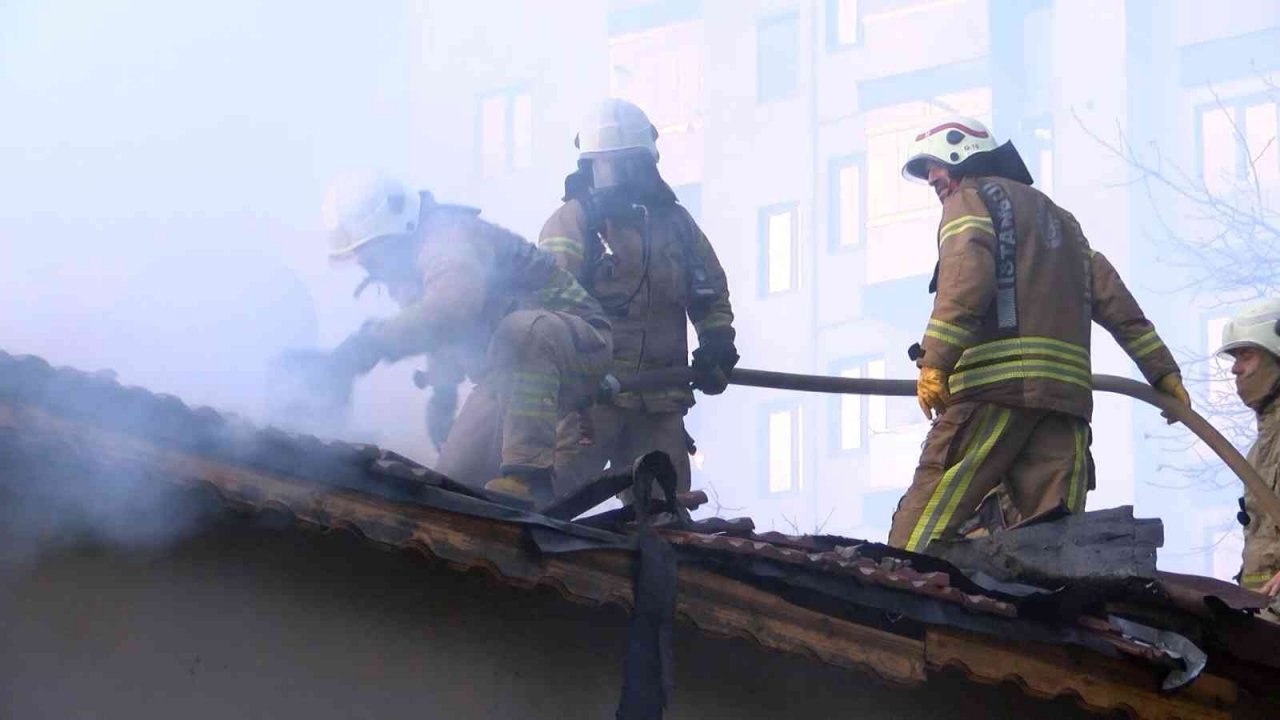 Kartal’da gecekondu yangını: Ekipler kapıyı kırıp müdahale etti