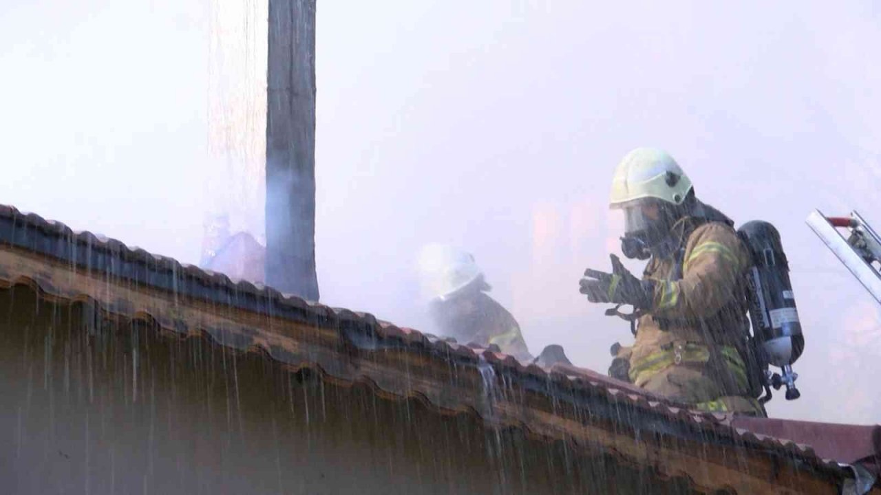 Kartal’da gecekondu yangını: Ekipler kapıyı kırıp müdahale etti