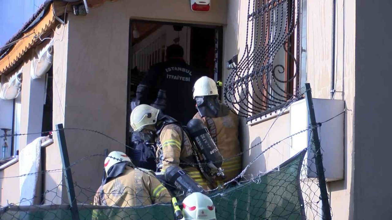 Kartal’da gecekondu yangını: Ekipler kapıyı kırıp müdahale etti