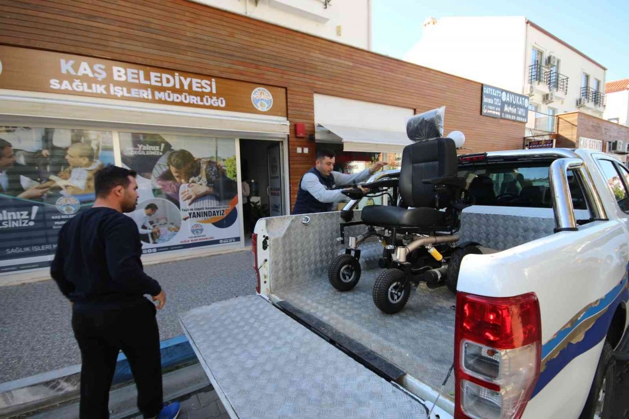 Kaş Belediyesinden engelli vatandaşa akülü tekerlekli sandalye desteği