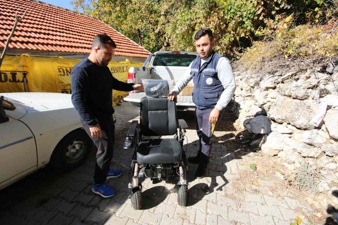 Kaş Belediyesinden engelli vatandaşa akülü tekerlekli sandalye desteği