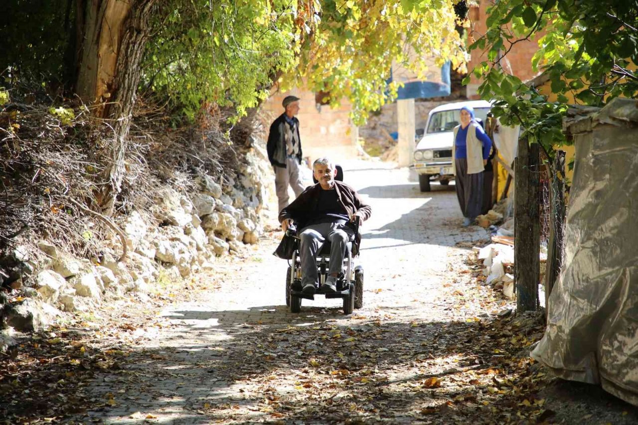 Kaş Belediyesinden engelli vatandaşa akülü tekerlekli sandalye desteği