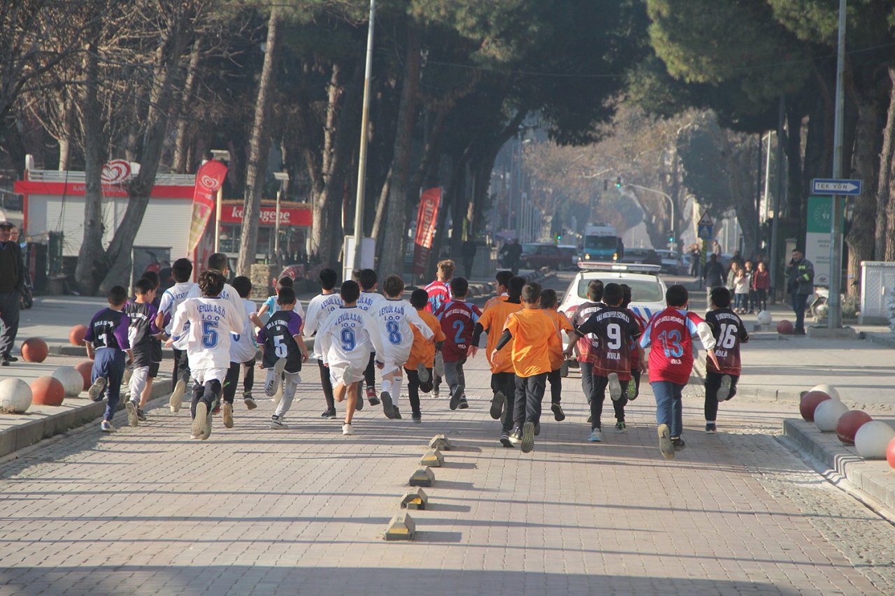 Kula’da Atatürk Kır Koşusu düzenlendi