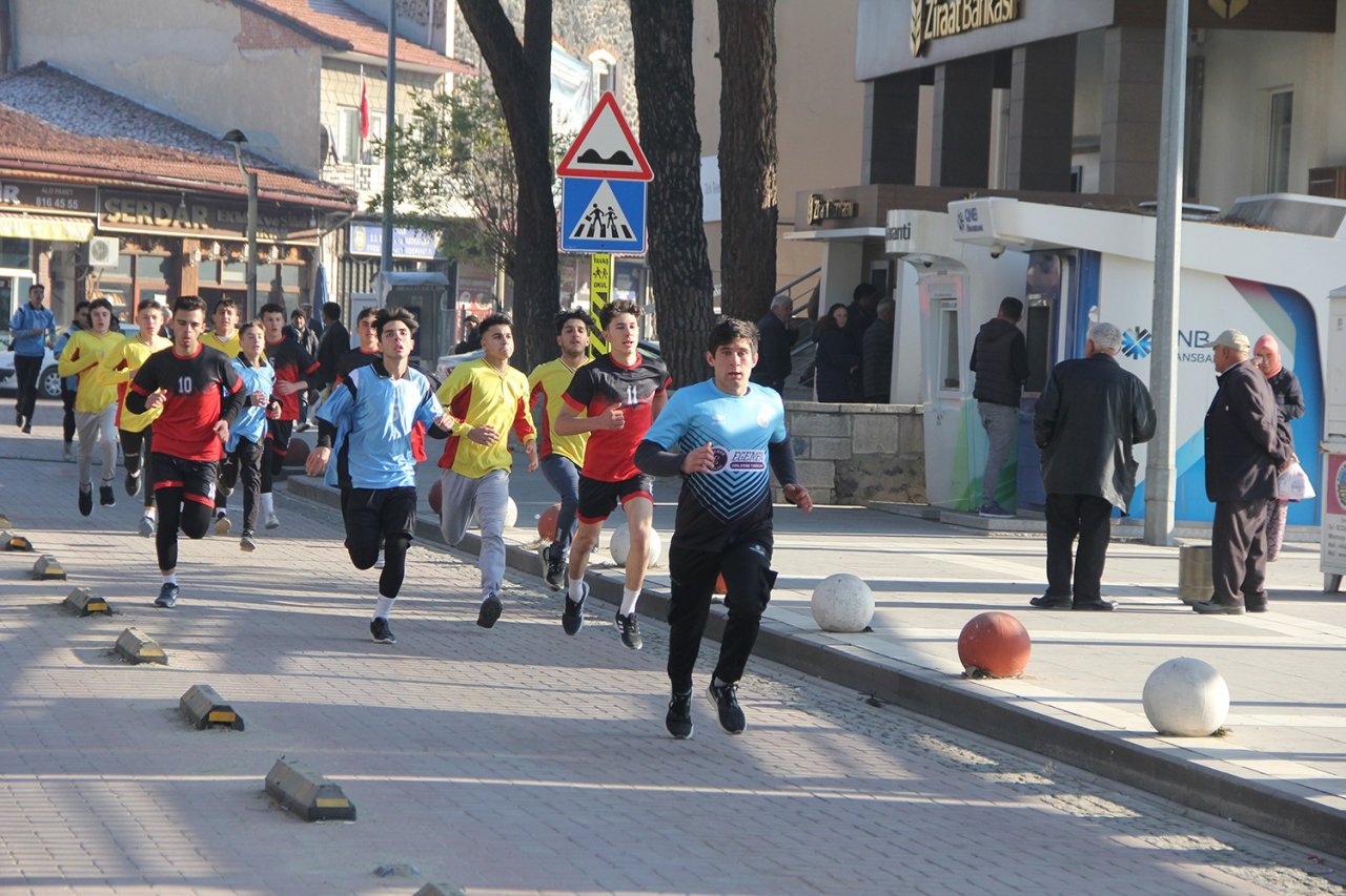 Kula’da Atatürk Kır Koşusu düzenlendi