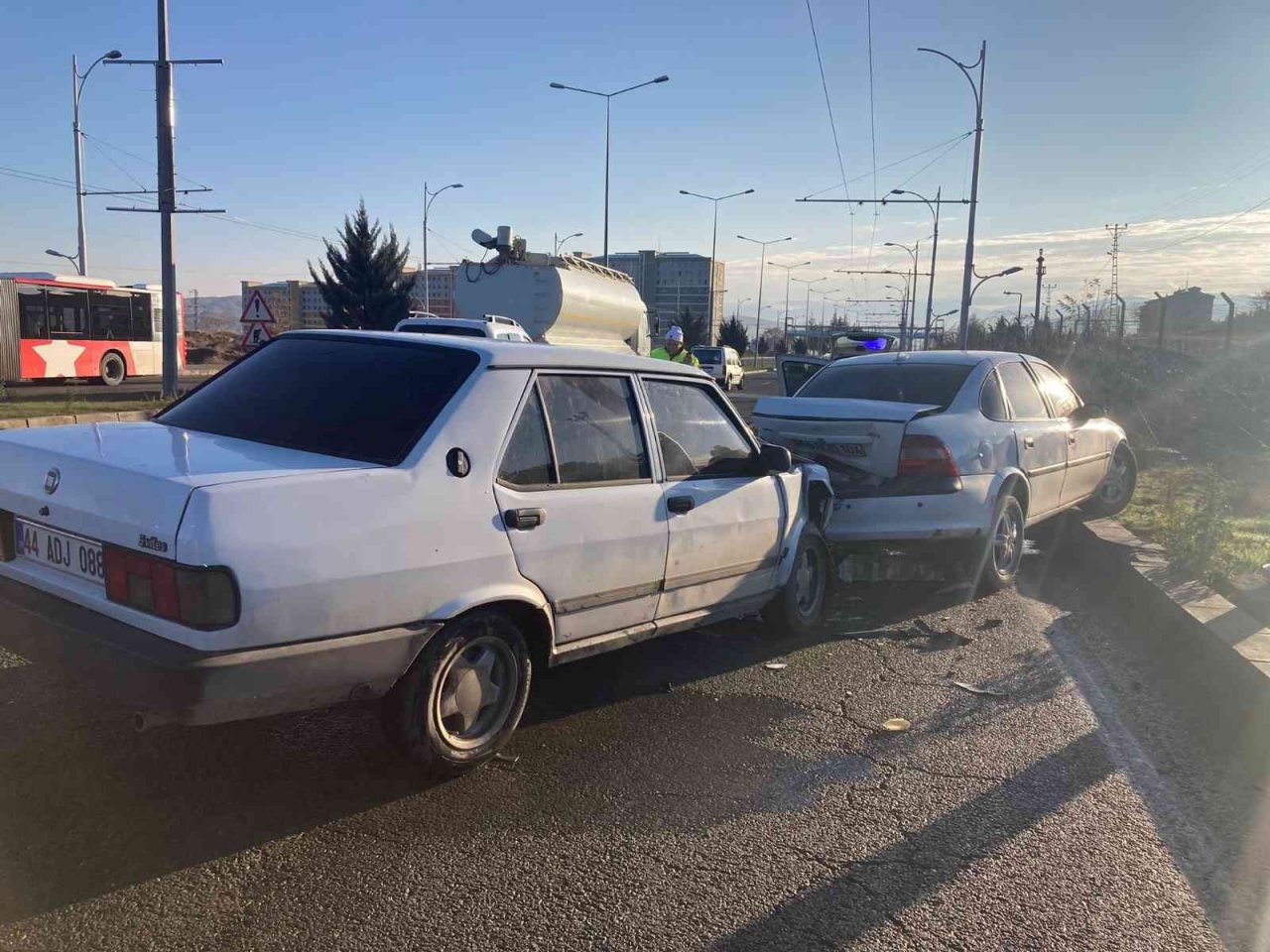 İki otomobil çarpıştı: 1 yaralı